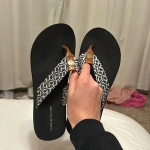 Size 7 tommy Hilfiger sandals!!